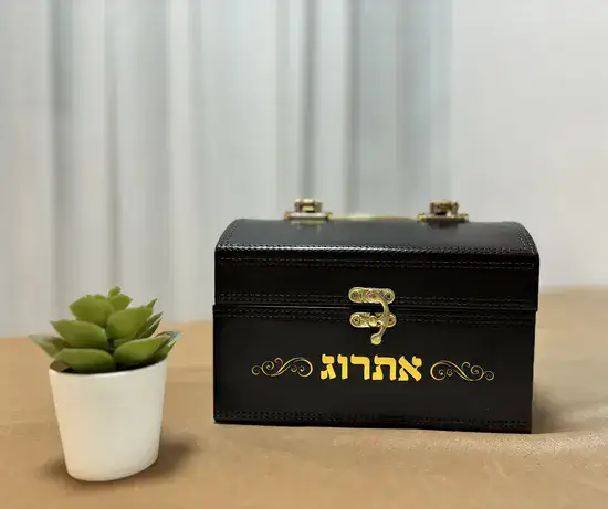 קופסא מעוצבת לאתרוג, אלגנטית ויוקרתית, דמוי עור משולב הטבעת זהב.