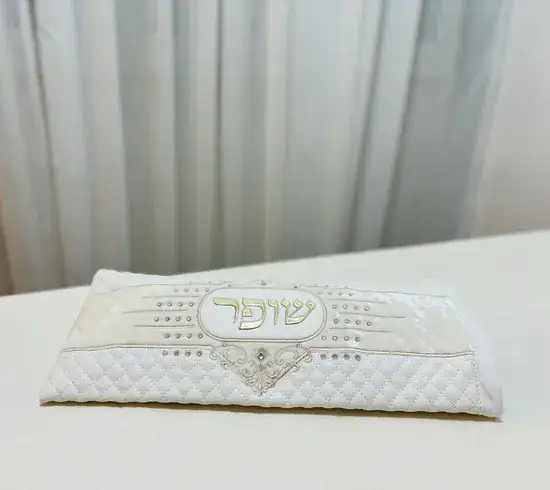 תיק מהודר לשופר, דמוי עור משולב בד, ריקמה , ואבנים.