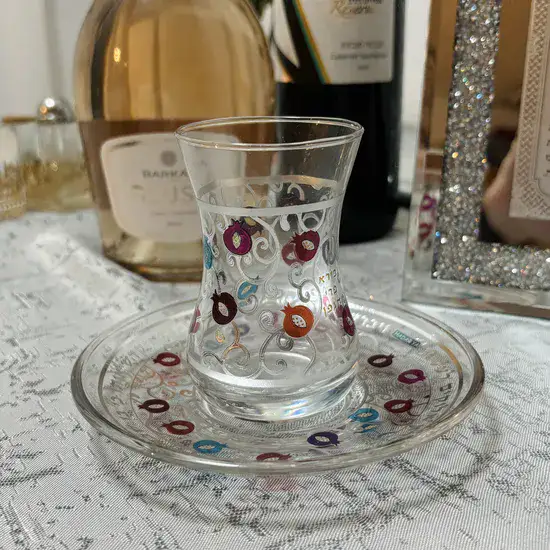 כוס קידוש מעוצבת בשילוב חריטות רימונים צבעים מיוחדים.