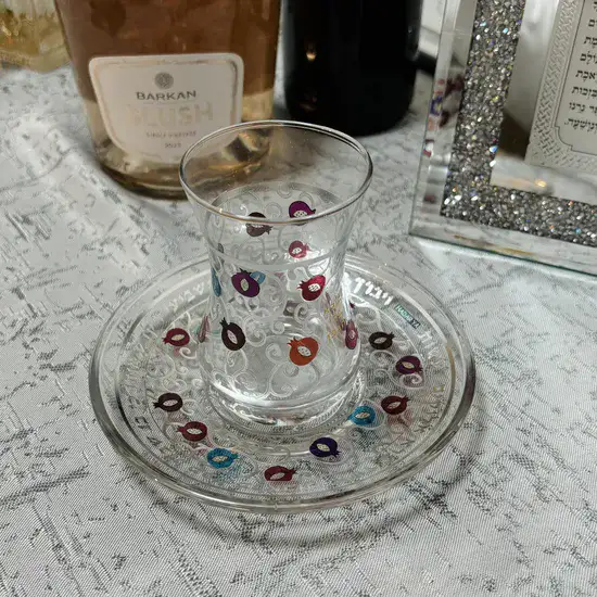 כוס קידוש מעוצבת בשילוב חריטות רימונים צבעים מיוחדים.