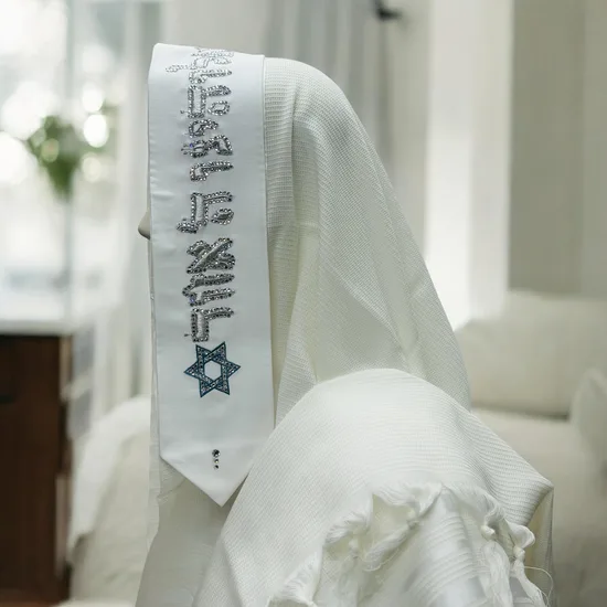 טלית יוקרתית לחתן - שיבוץ אבני סברובסקי SWAROVSKI דגם "שמע ישראל"