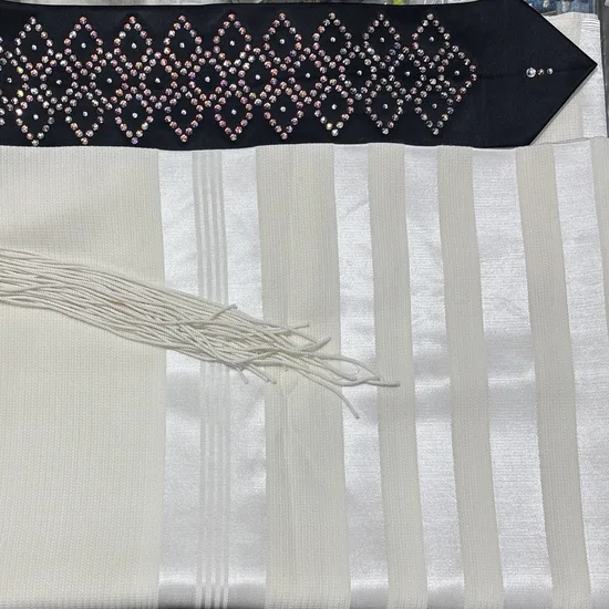 טלית יוקרתית לחתן - שילוב אבני סברובסקי SWAROVSKI דגם "כתר קלאס"