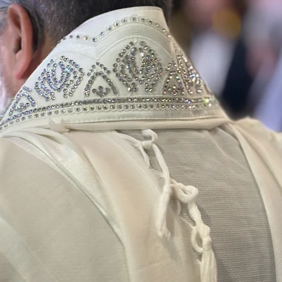 טלית יוקרתית לחתן בשילוב סברובסקי SWAROVSKI דגם "כתרים"