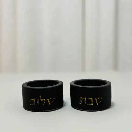 פמוטים מעוצבים, מבטון, בשילוב כיתוב "שבת שלום".