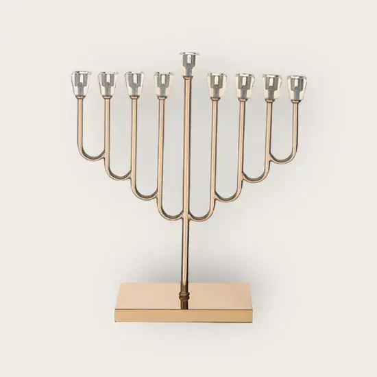 חנוכייה מהודרת ומפוארת ציפוי רוז גולד שילוב קנים קריסטל.